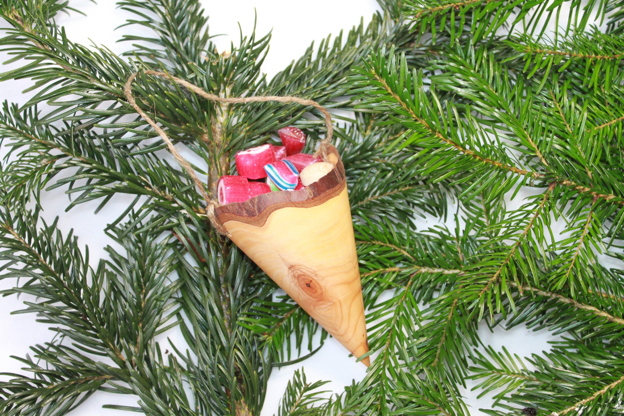 Vackra handgjorda strutar av idegran till julgran och bord jul 