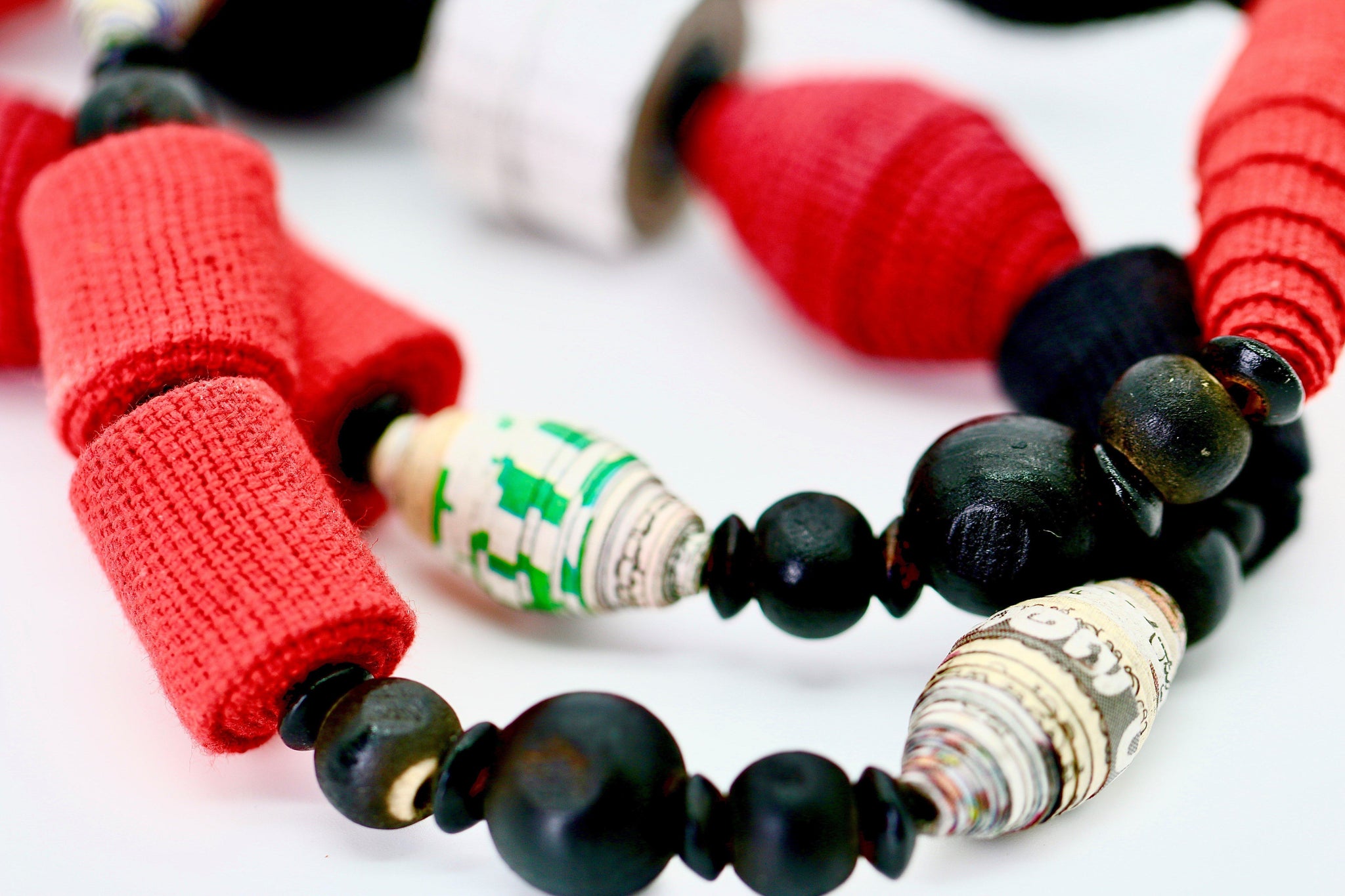 Selyn Fairtrade Fashion - Dark Passion Halsband svart och röd Selyn
