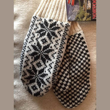 Ladda upp bild till gallerivisning, Norwool Ullvantar - Snöflockdesign / Vit och Svart, Unisex Apparel & Accessories Charm